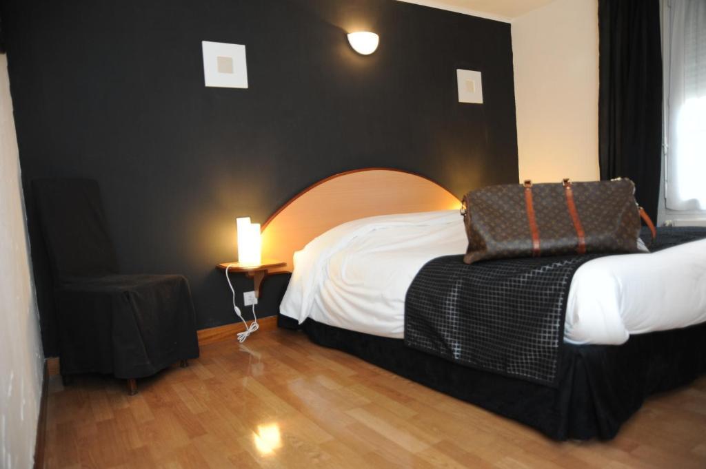 Logis - Hotel Restaurant L'Ecu De France Malesherbes Habitación foto